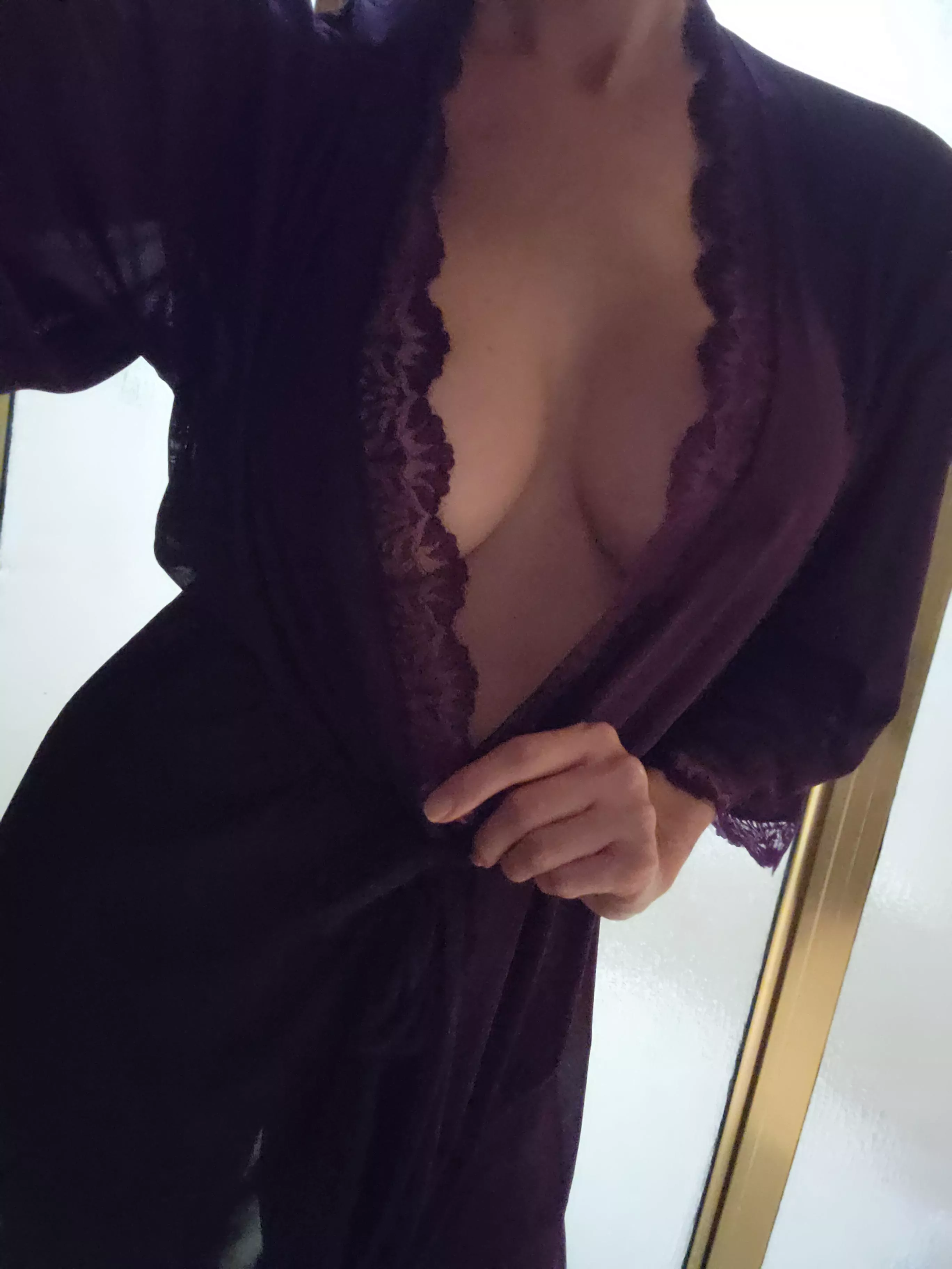 This lacy robe slips off so easily...