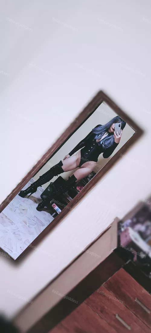 This should be a perfectly fine outfit to our first date