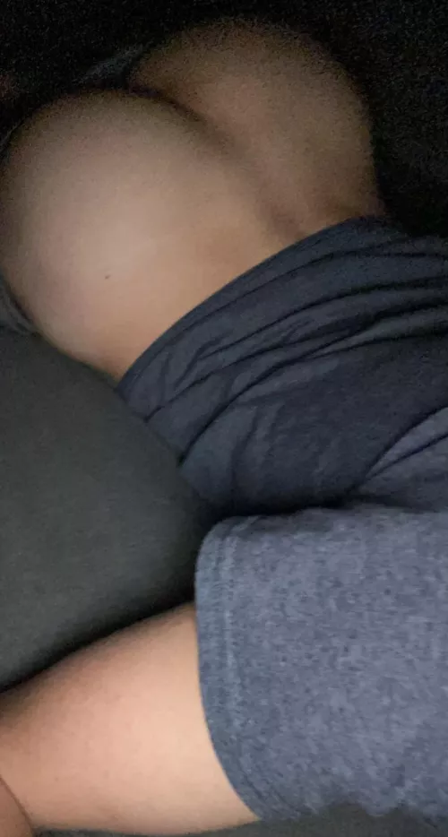 [19] Ready to be bred sir 😊