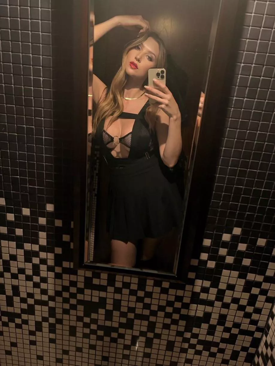 All I want is a submissive sluts who their place.