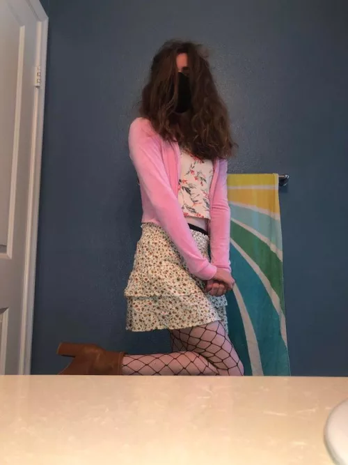 Am I cute enough to be tied down and feminized :3