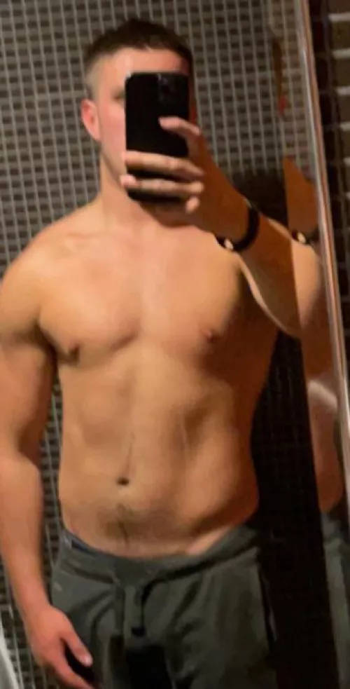 Anyone in crewe want to fuck my cock and suck it M23