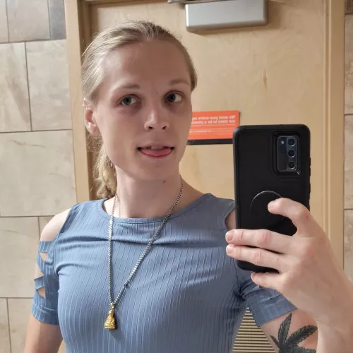 Anyone looking to sext or trade? :p