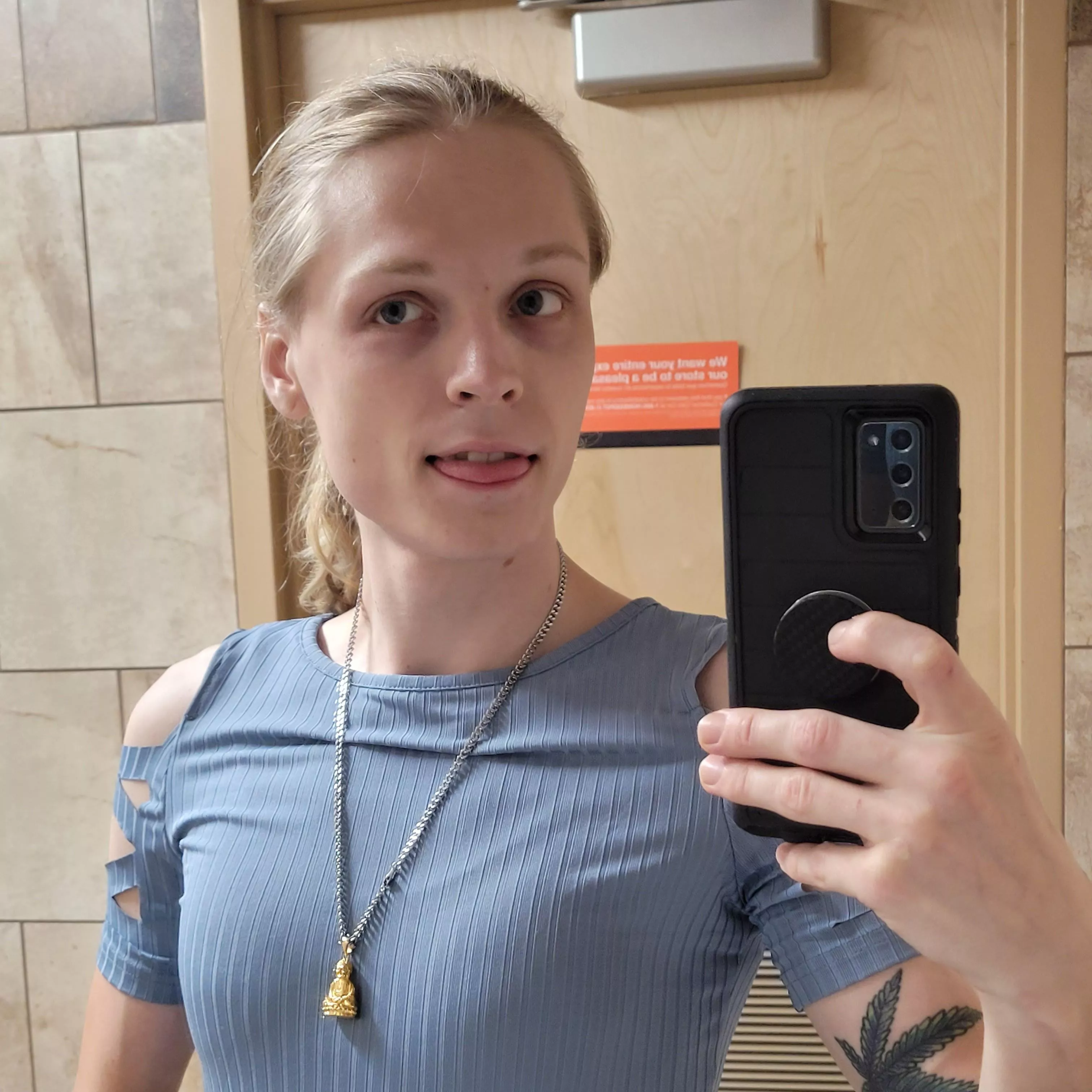 Anyone looking to sext or trade? :p