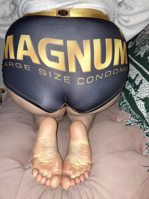 Ass and soles on display 🍑👣