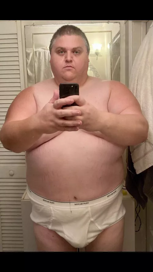 Big chubby bull bear daddy in tighty whities. 🙈