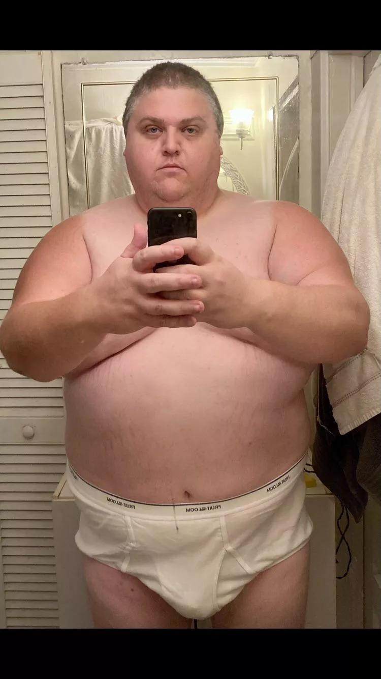 Big chubby bull bear daddy in tighty whities. 🙈