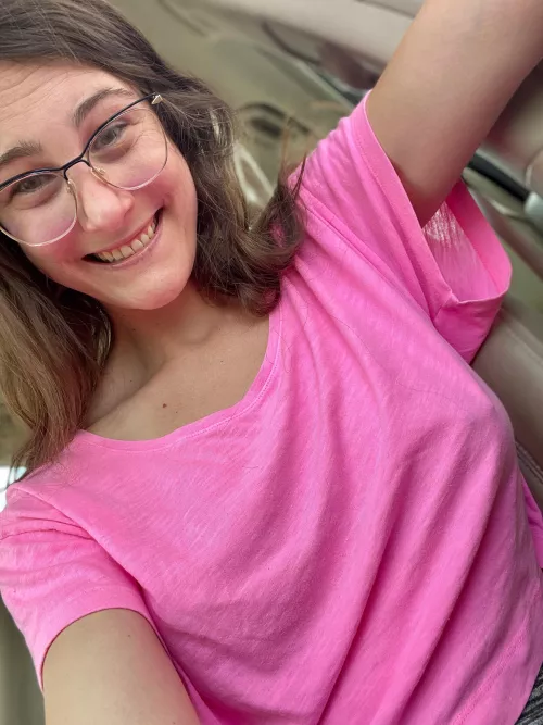 Braless girls are hot. But braless girls in glasses are *chef’s kiss*