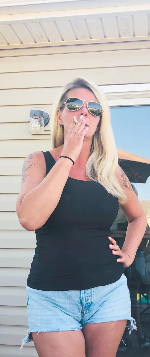 Do you like to watch me smoke? 💋