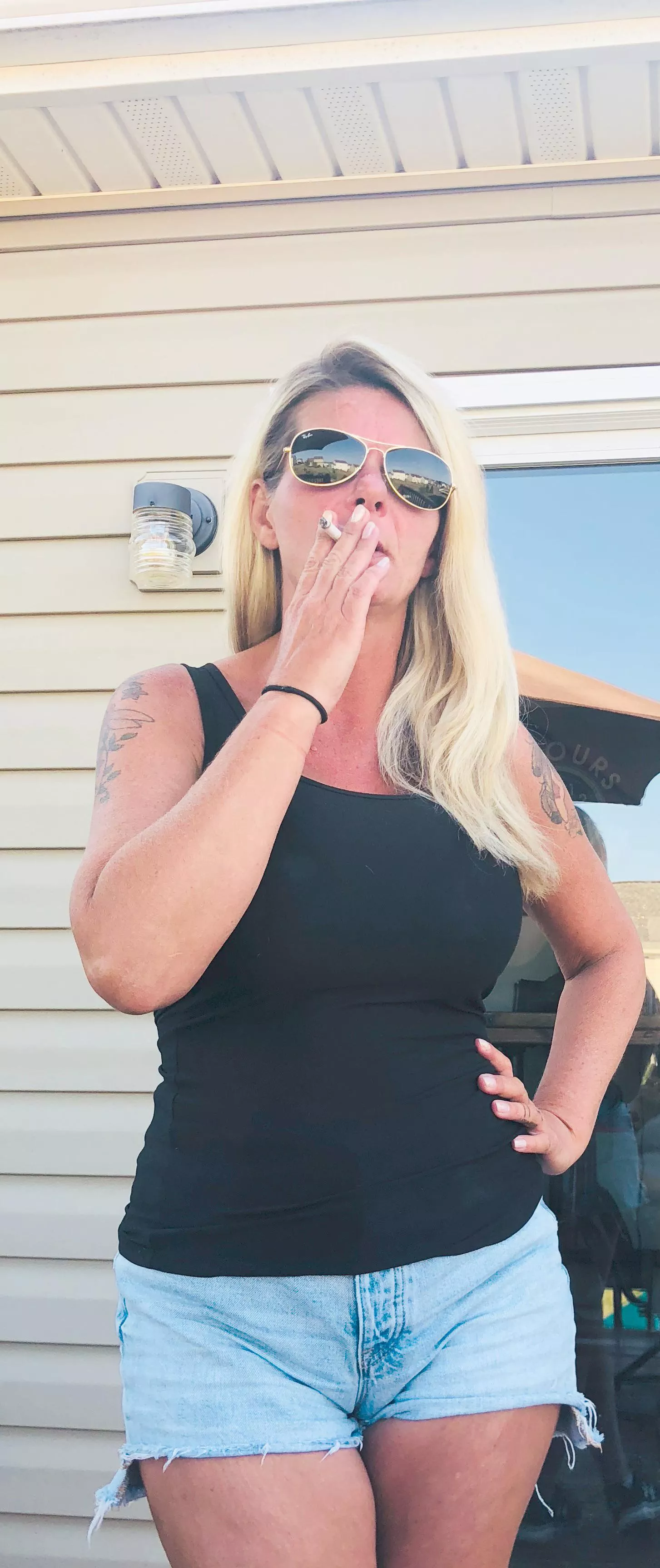 Do you like to watch me smoke? 💋