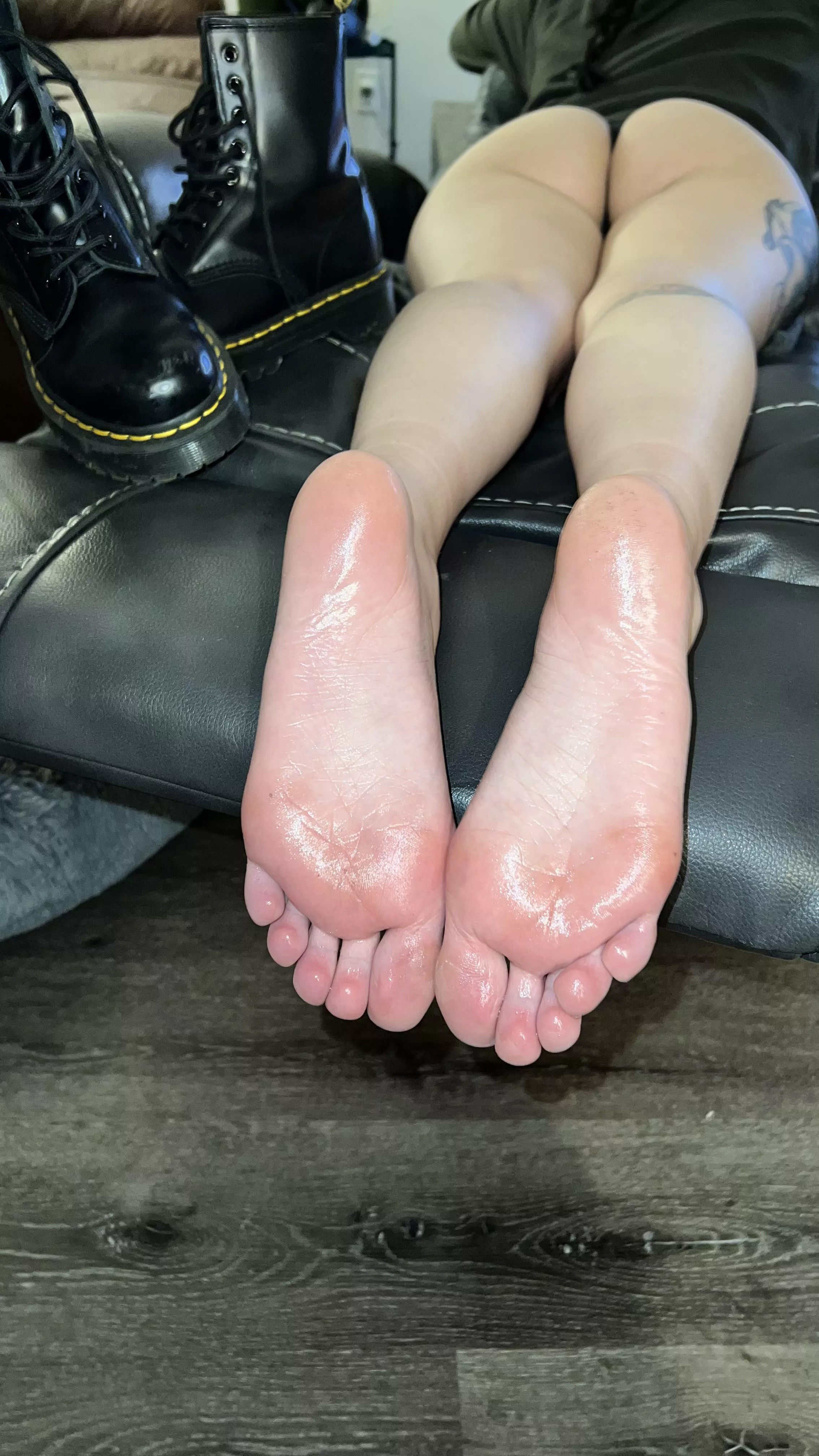 Don't you love goth girl feet?(; dms are open 🤷‍♀️