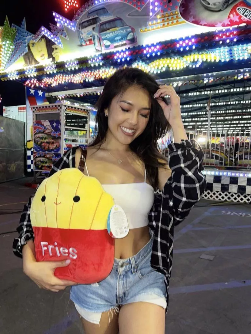 feels good to win a prize for your girl