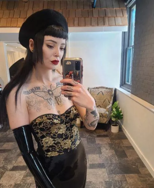 Hit the up arrow for a surprise in your DMs! 💕