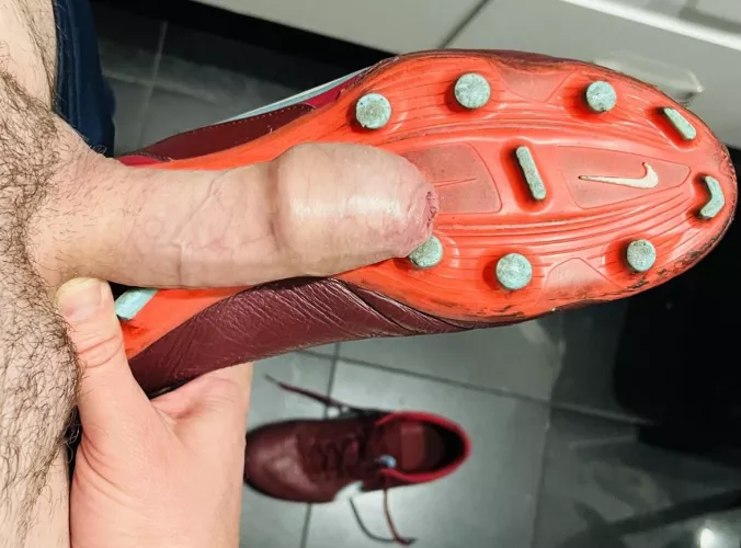 I’m a midfield enforcer on the soccer pitch. HMU if your large cock wants to bully mine in the locker room afterwards