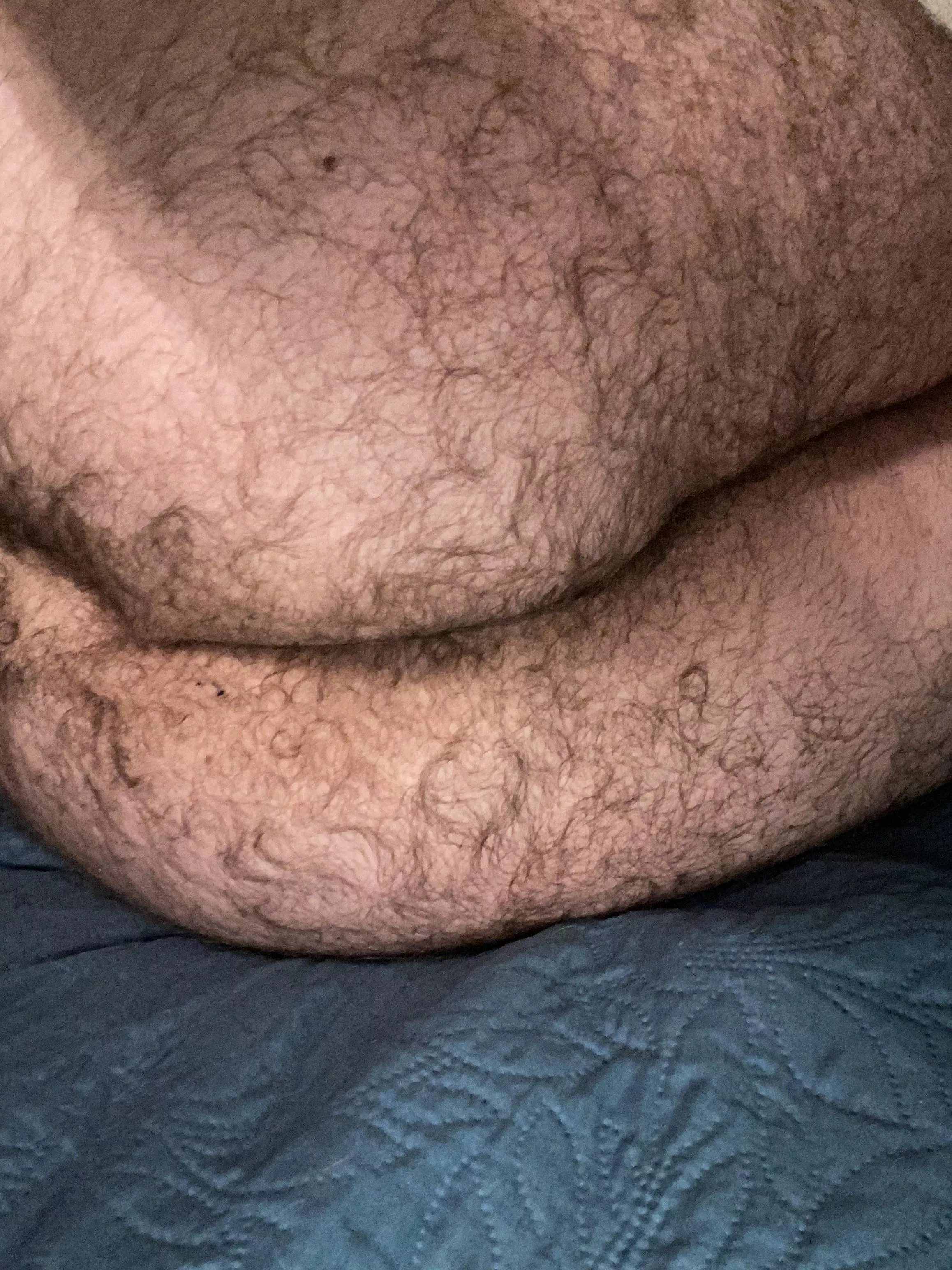 Just hanging around 🍑