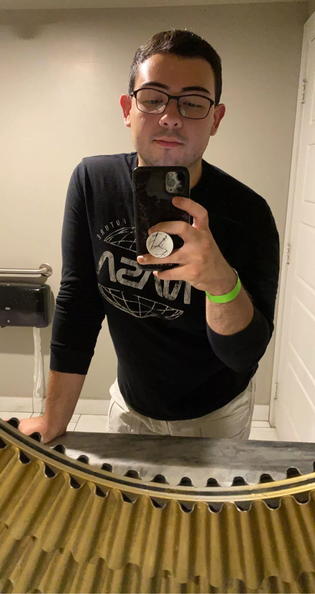 Looking for friends! Message me :)