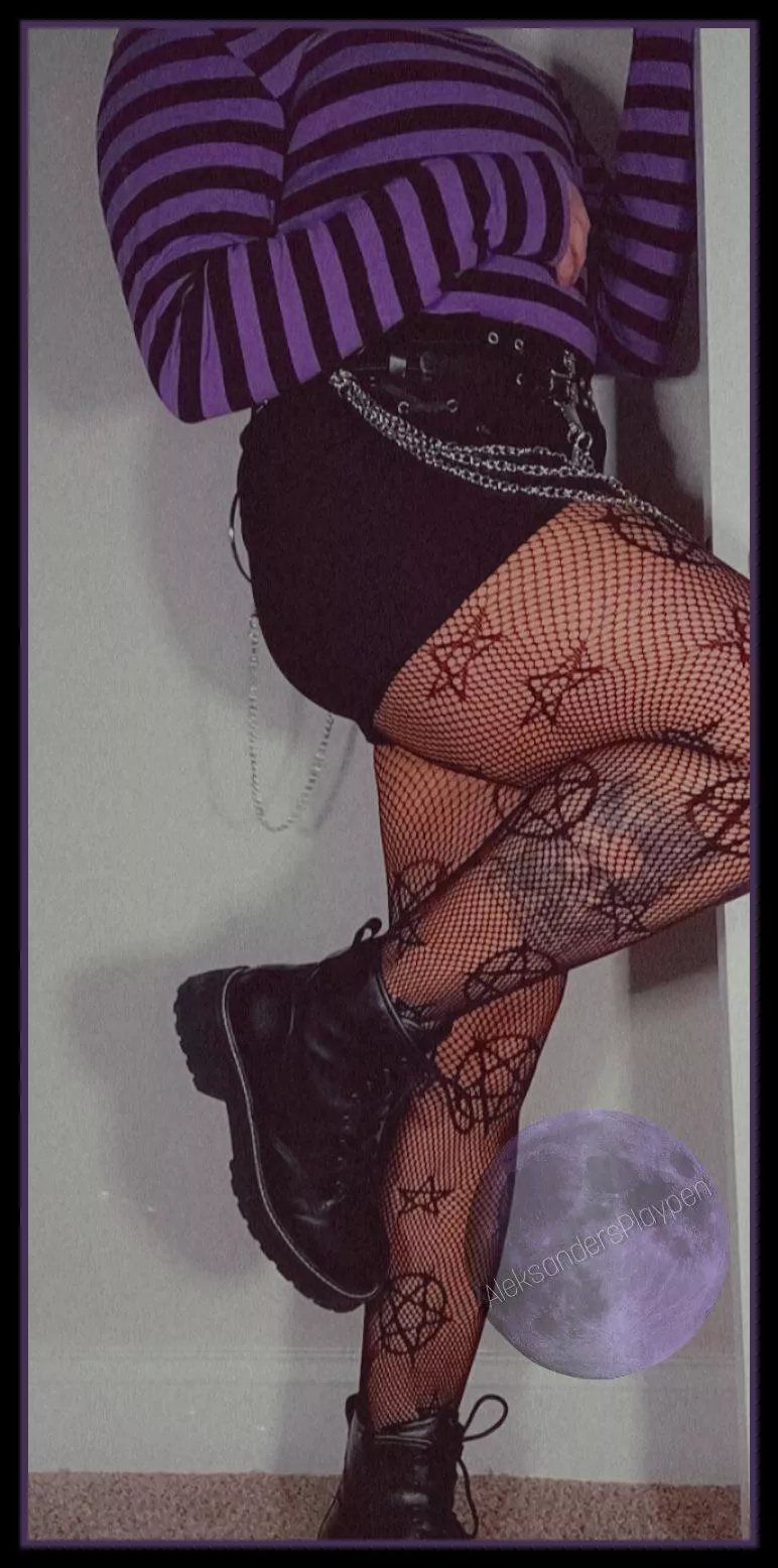 My favorite outfit 💜🖤 (He/They)