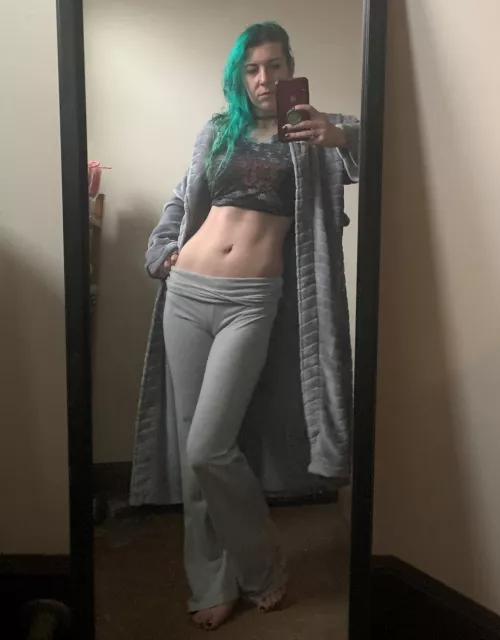 Nice toned tummy [img]