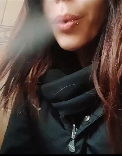 smoking 🖤🖤🖤🖤🖤💋