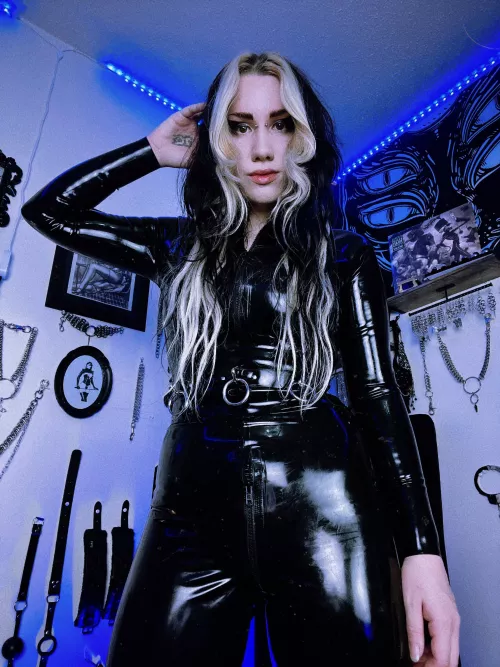 Something about a shiny catsuit that just gets me 💦