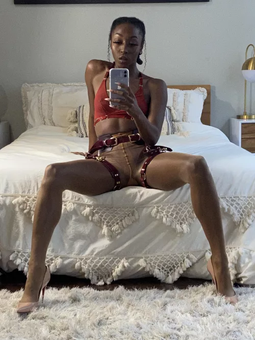 Tell me how flawless these long legs are. ✨