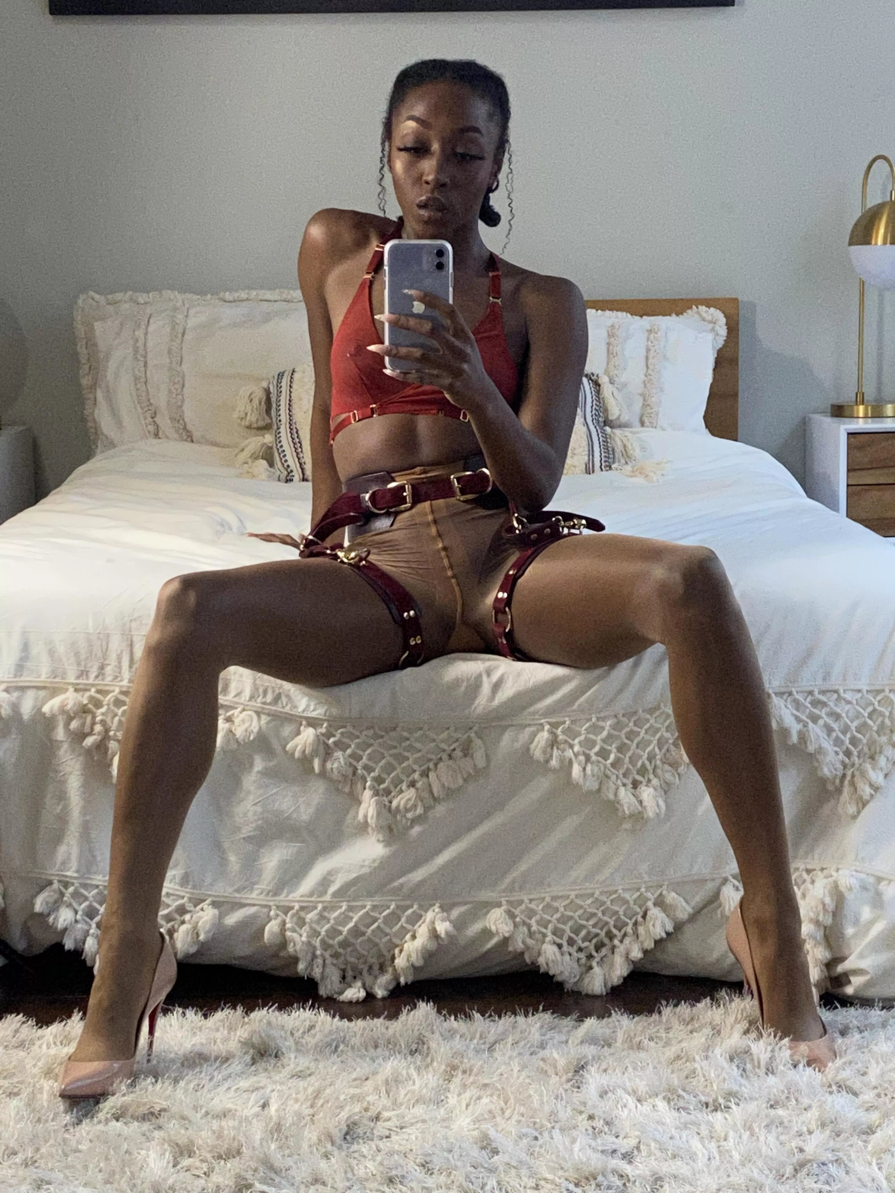 Tell me how flawless these long legs are. ✨