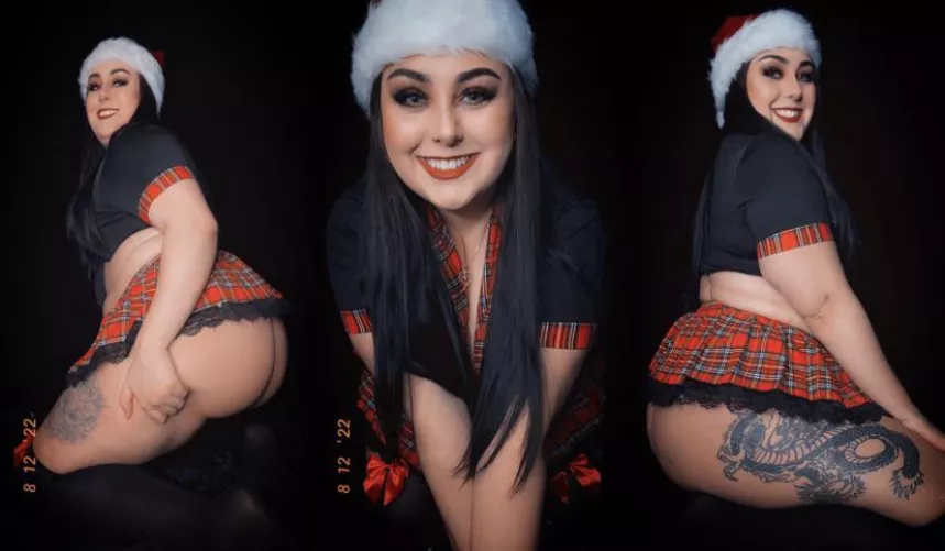 this girl is ready to sit on Santa’s lap 🎅🏻