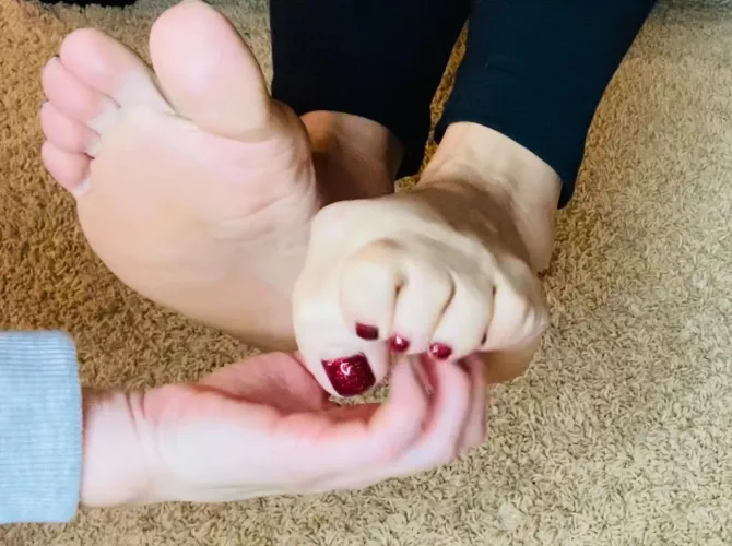 tickle teaser pic 😋😈 🪶Where are ALL of our TICKLE lover foot boys at? 😋 On a scale of 1-10, Sophia’s feet ticklish level is a 10🔥 Watch Ava tickle her feet until she can’t take ANYMORE and she has to tell her to STOP! 😈