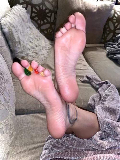 Who wants to suck these gummies off my toes?😏