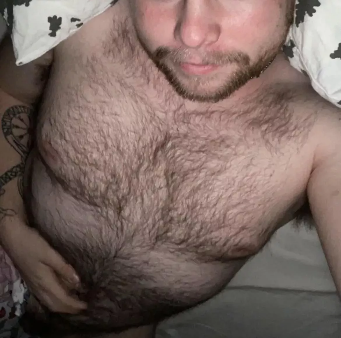 [23] I need a Daddy to tuck me in😌