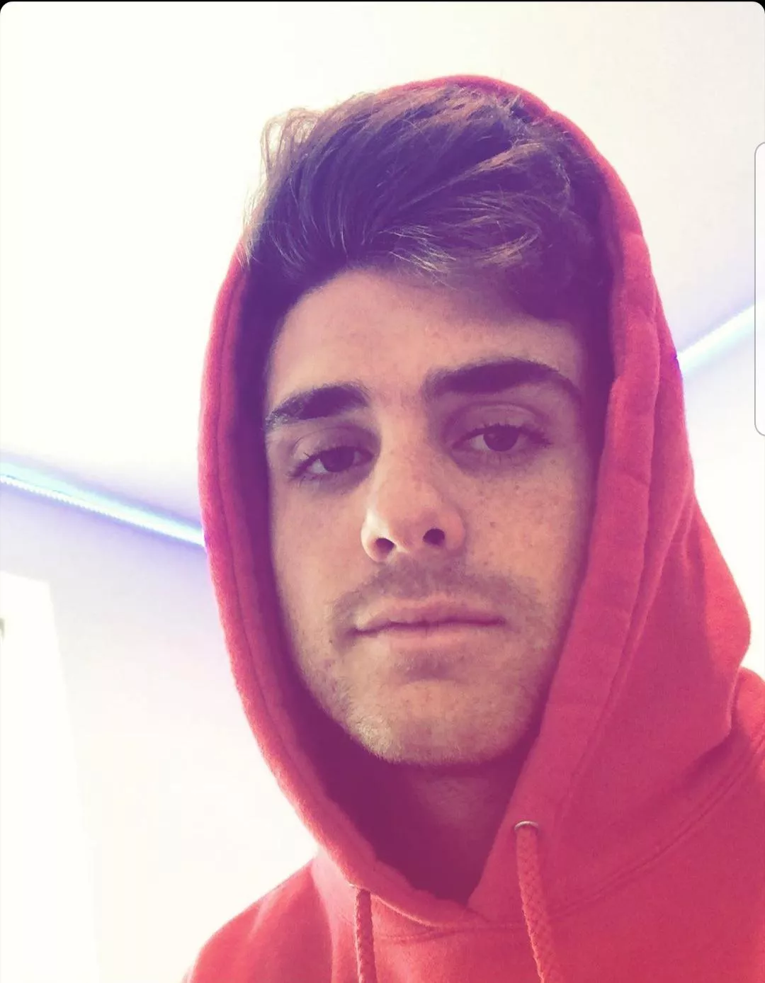 (23m) Stuck at home sick for the next few days, anyone down to play some overwatch 2 or apex legends