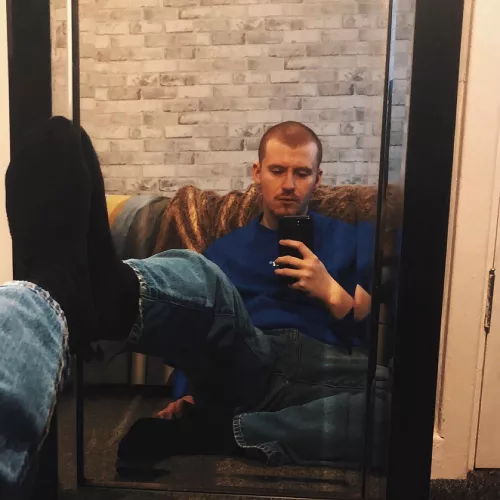 Anyone else suffer from Seasonal Affective Disorder? Can anyone give me some tips on how to cope during the winter because I’m really not doing well haha :( [22]