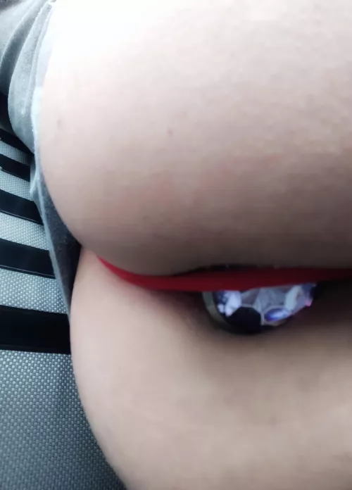 Anyone else trying to wear a plug all day while doing stuff outside? (oc)