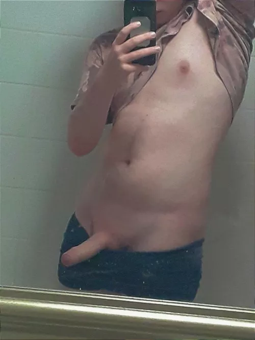 Anyone wanna throat a nerds dick under his desk 😅