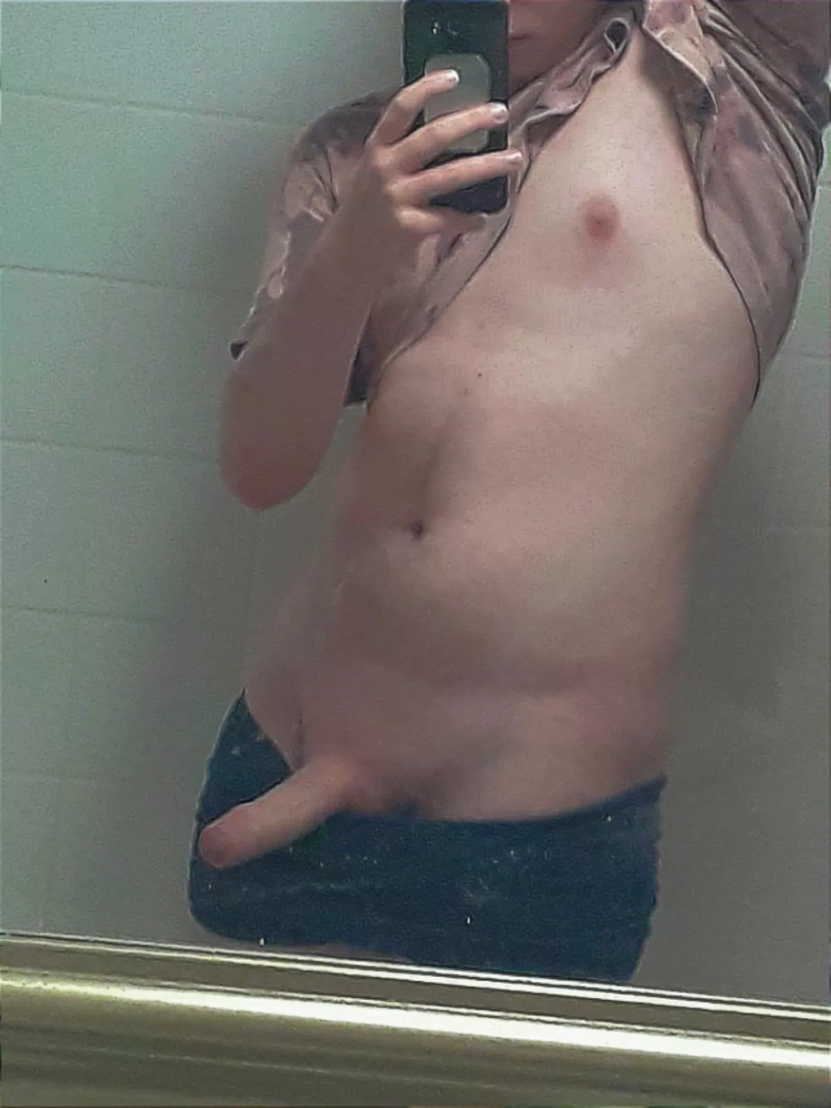 Anyone wanna throat a nerds dick under his desk 😅