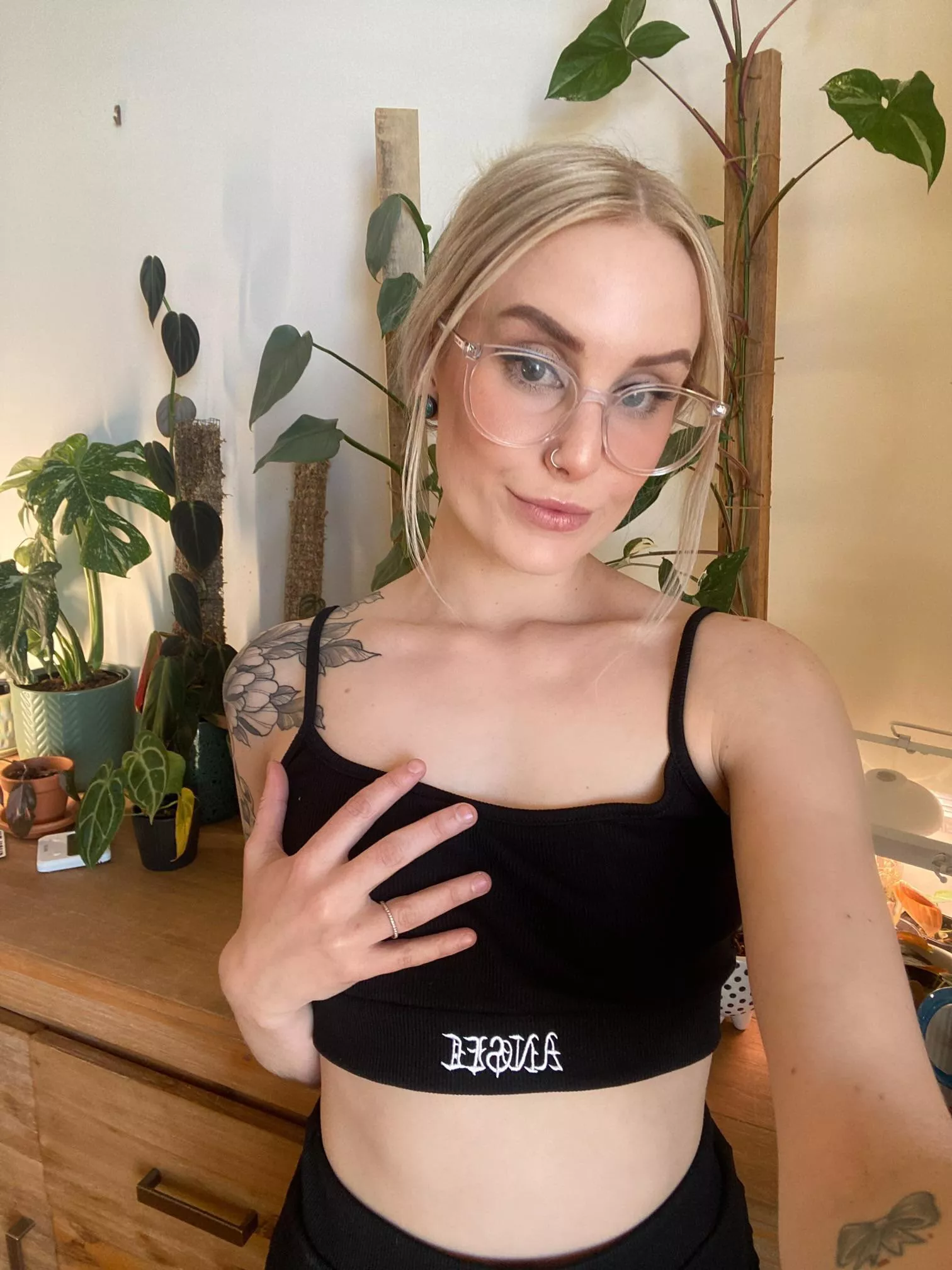 Are you into bad blonde bitches? 😈