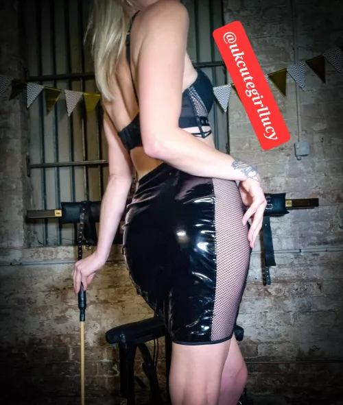 Be a good boy and u might rub my latex butt 😈