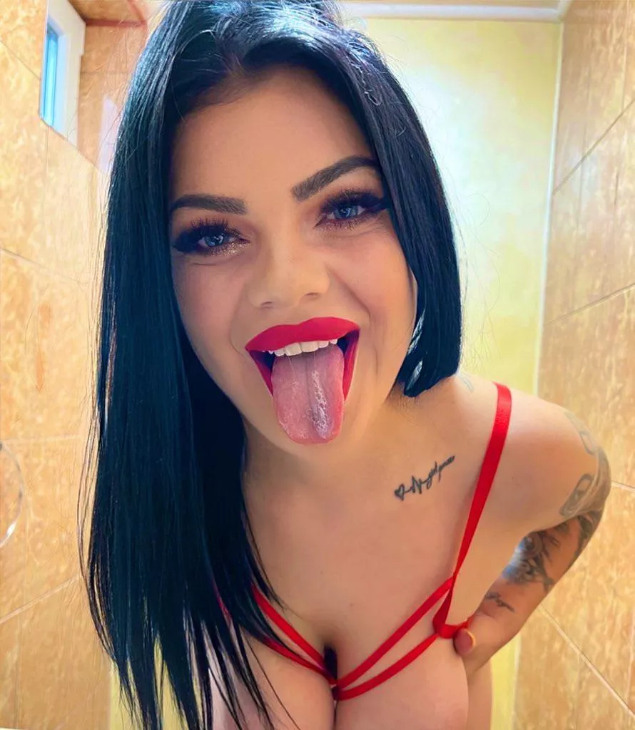 Can you see how excited I am? Free video if you subscribe to my Onlyfans👅