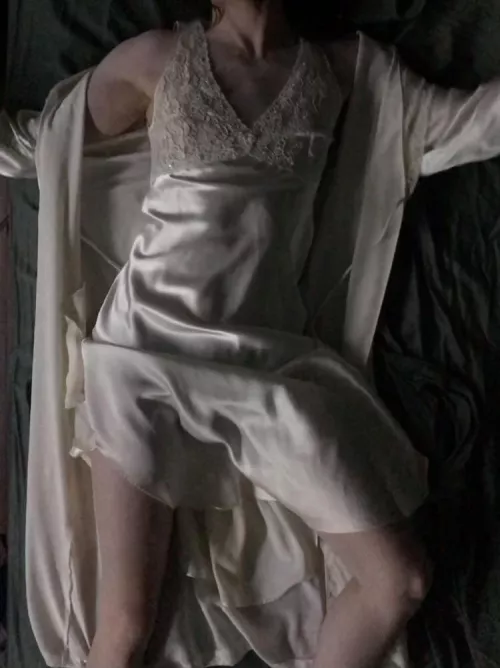 Do I look pretty in this?