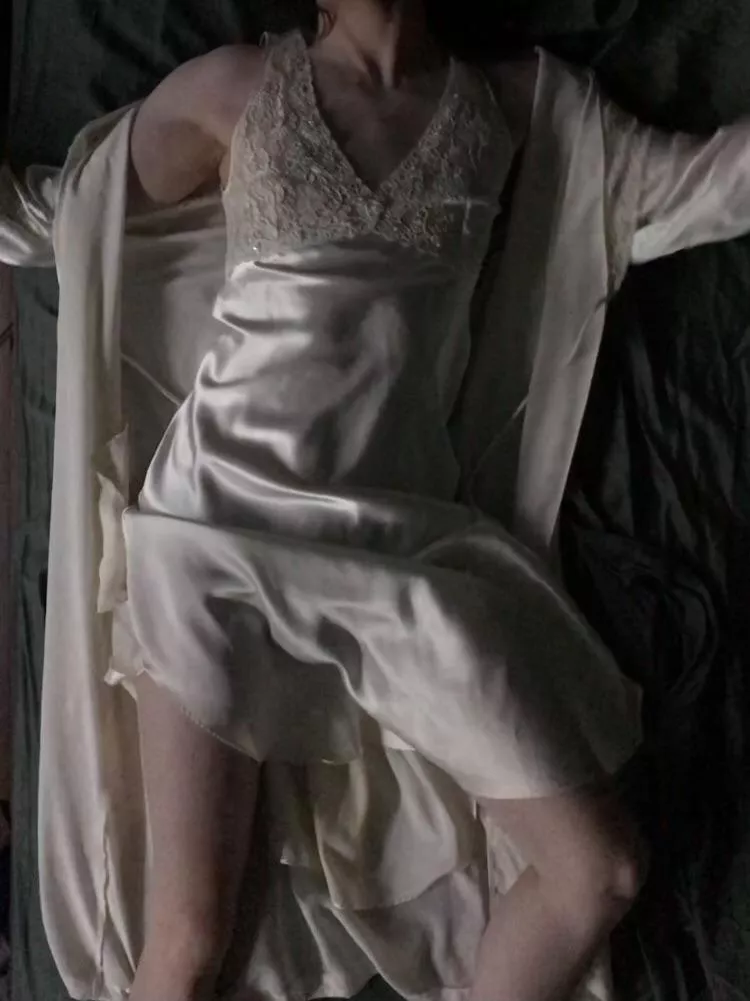 Do I look pretty in this?