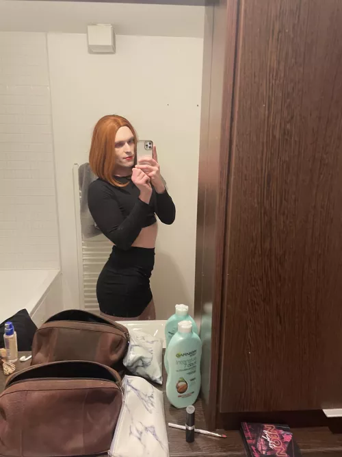 Do u like a girl that leaves her make up front and centre for the pic?? 🤣