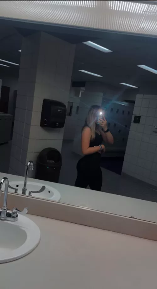 Do you like blondes with fat asses? Well what are you waiting for? Come message me on my OF, Link in the comments