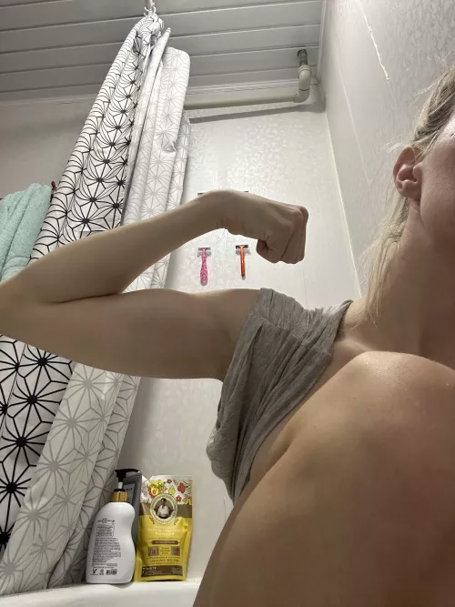 [domme] will you wash my back?💪🏻😈