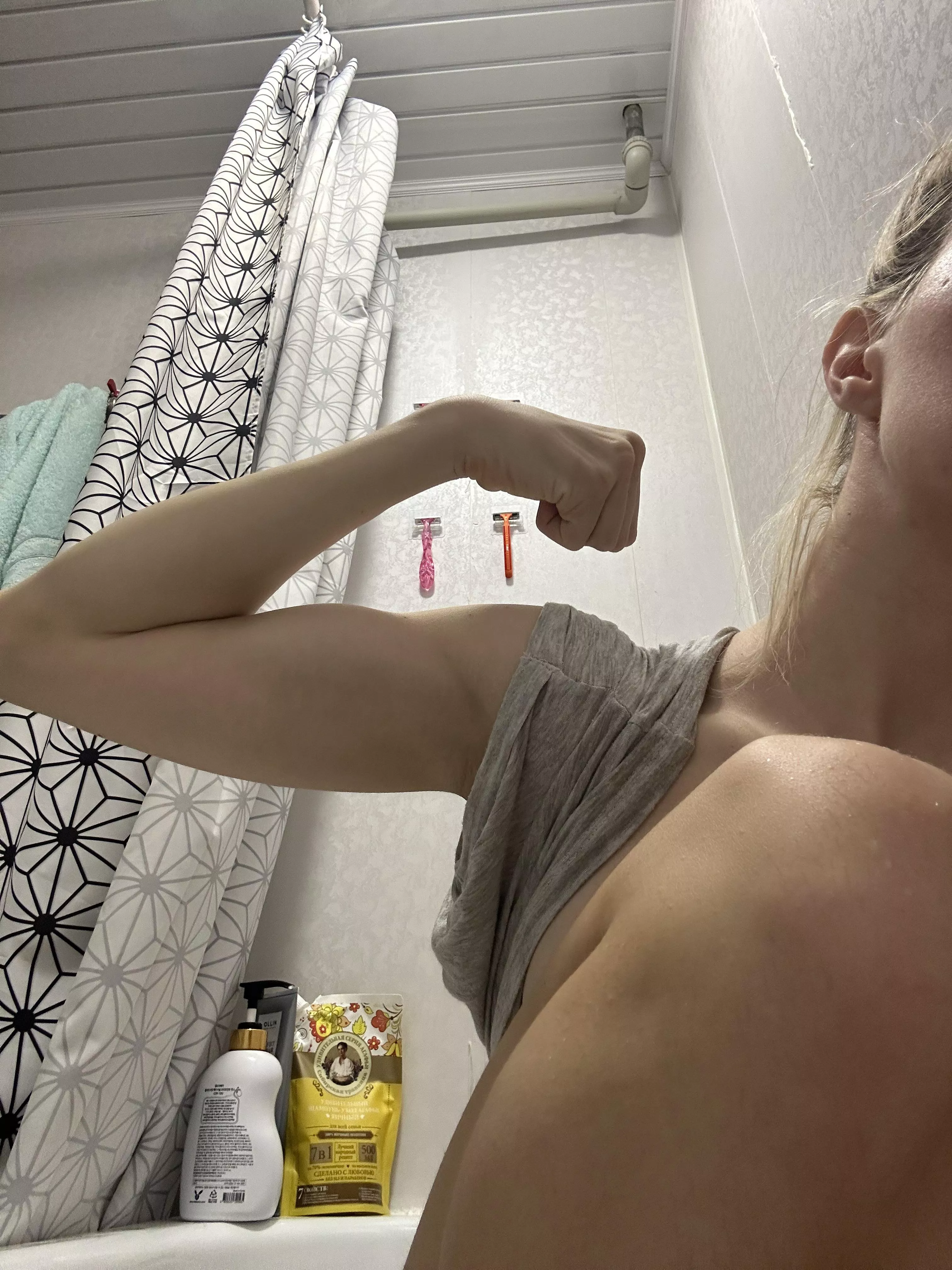 [domme] will you wash my back?💪🏻😈