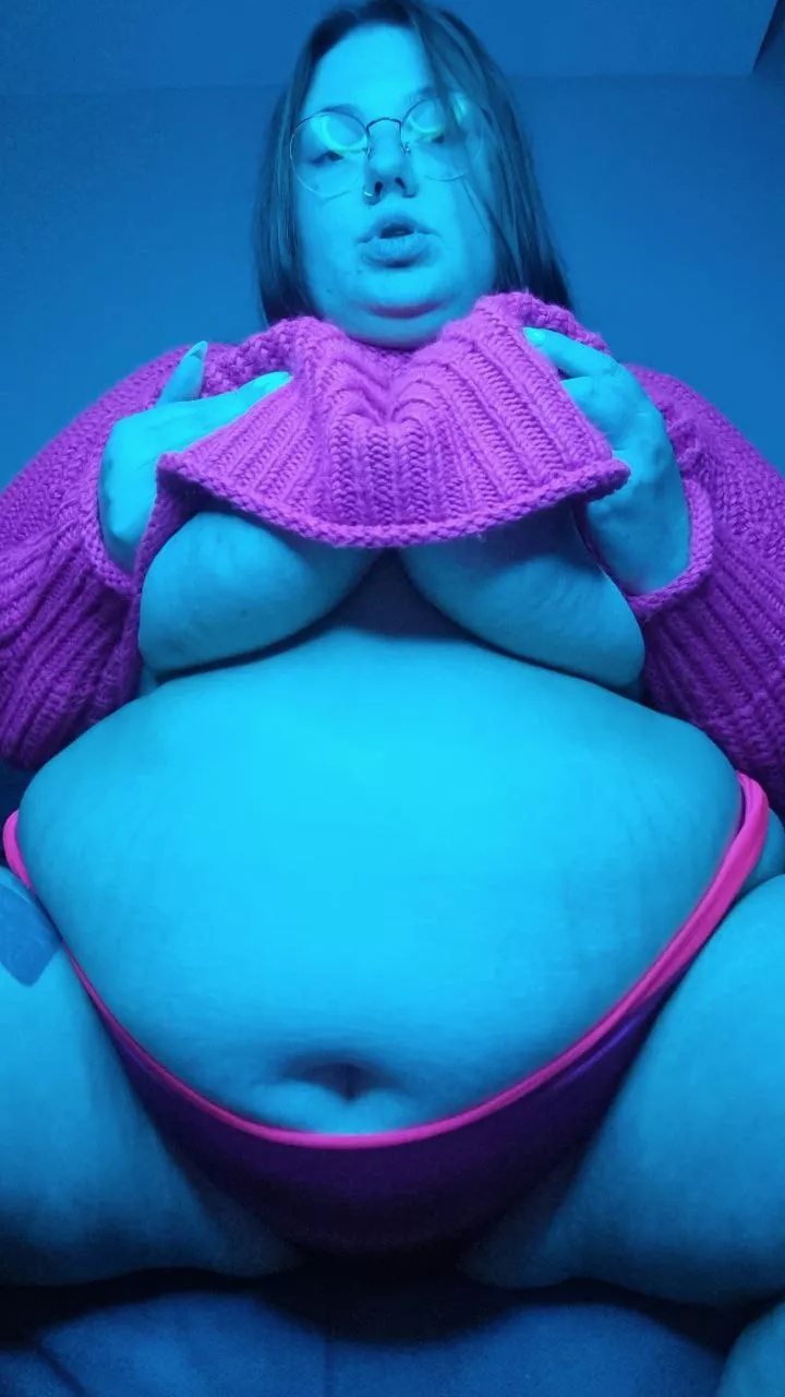 Fat belly and big boobs. I know that you like it