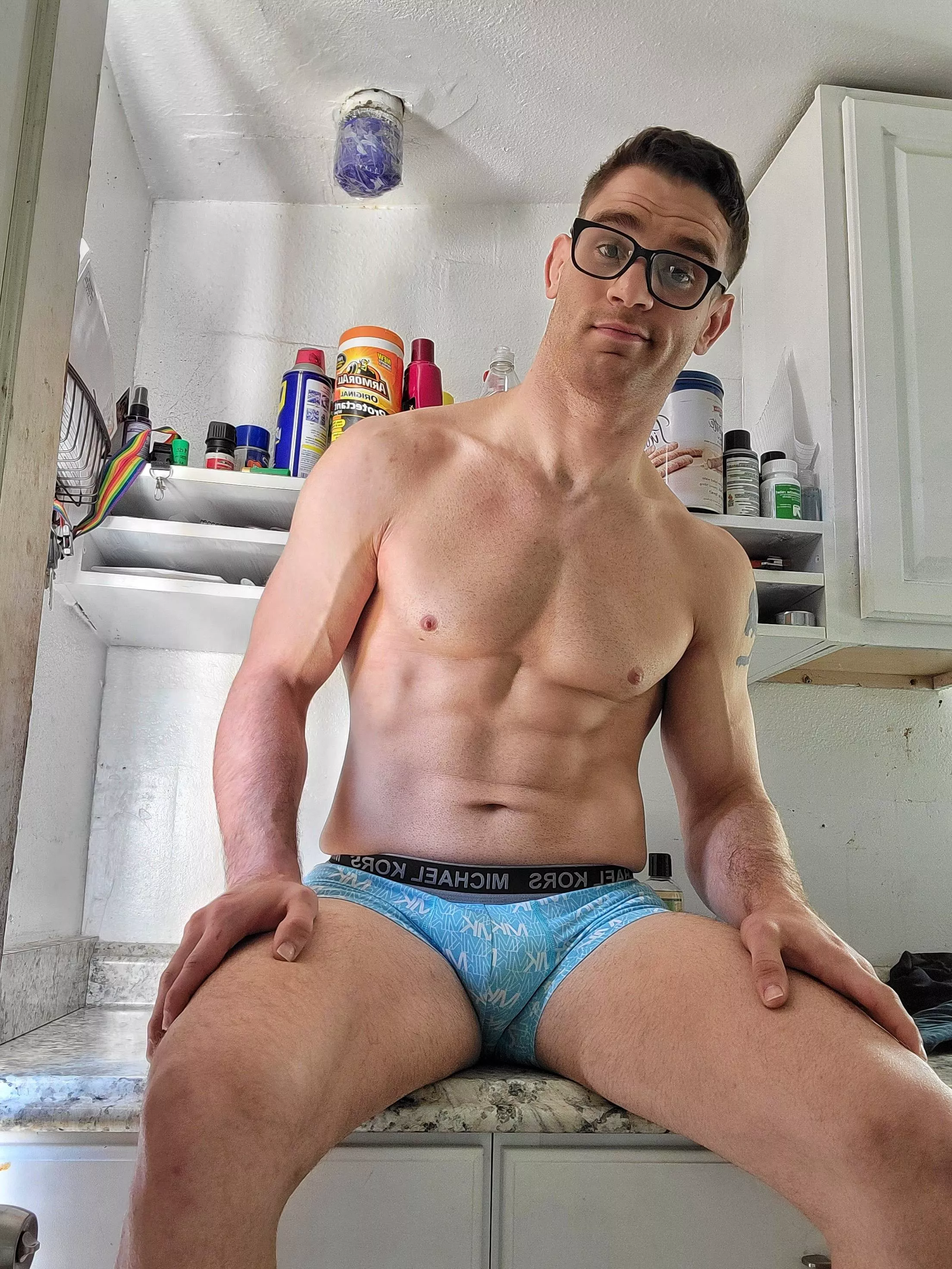 Had a rough week working in a kitchen. I just wanna sit up on a counter-top while someone else cooks for me 😕 Any takers? 🤷‍♂️