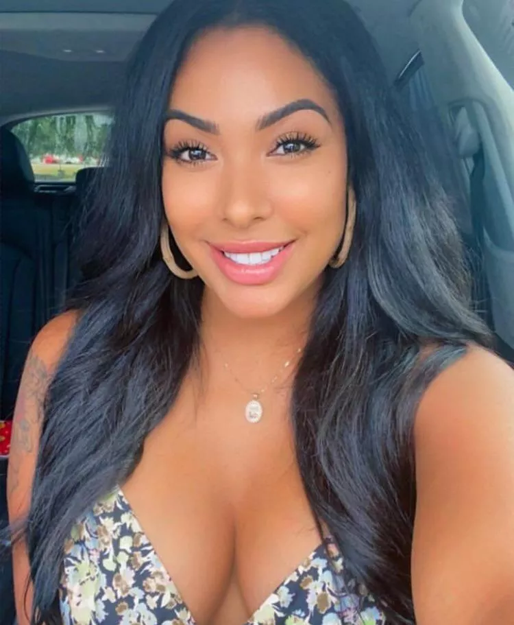 Hit an arrow for a humiliation instant task and 3 pics in your dm 1 comment= surprise🤤🥰