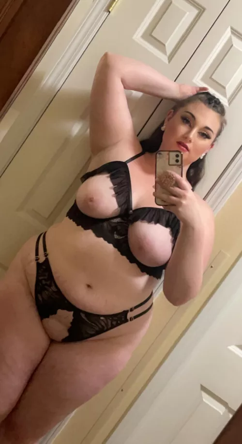 How do you feel about a curvy girl like me taking mirror selfies?