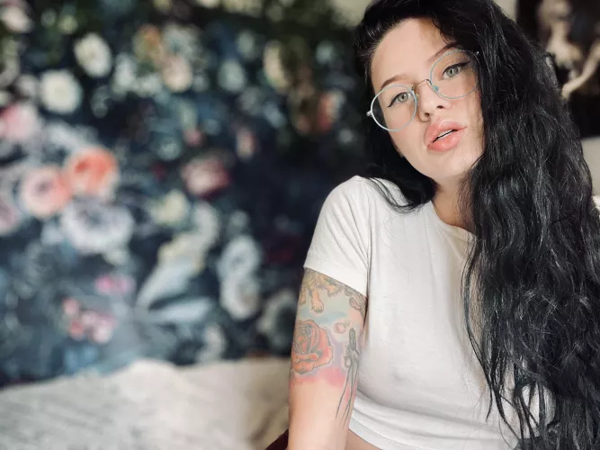 Is this top appropriate to wear out with no bra? 🤔