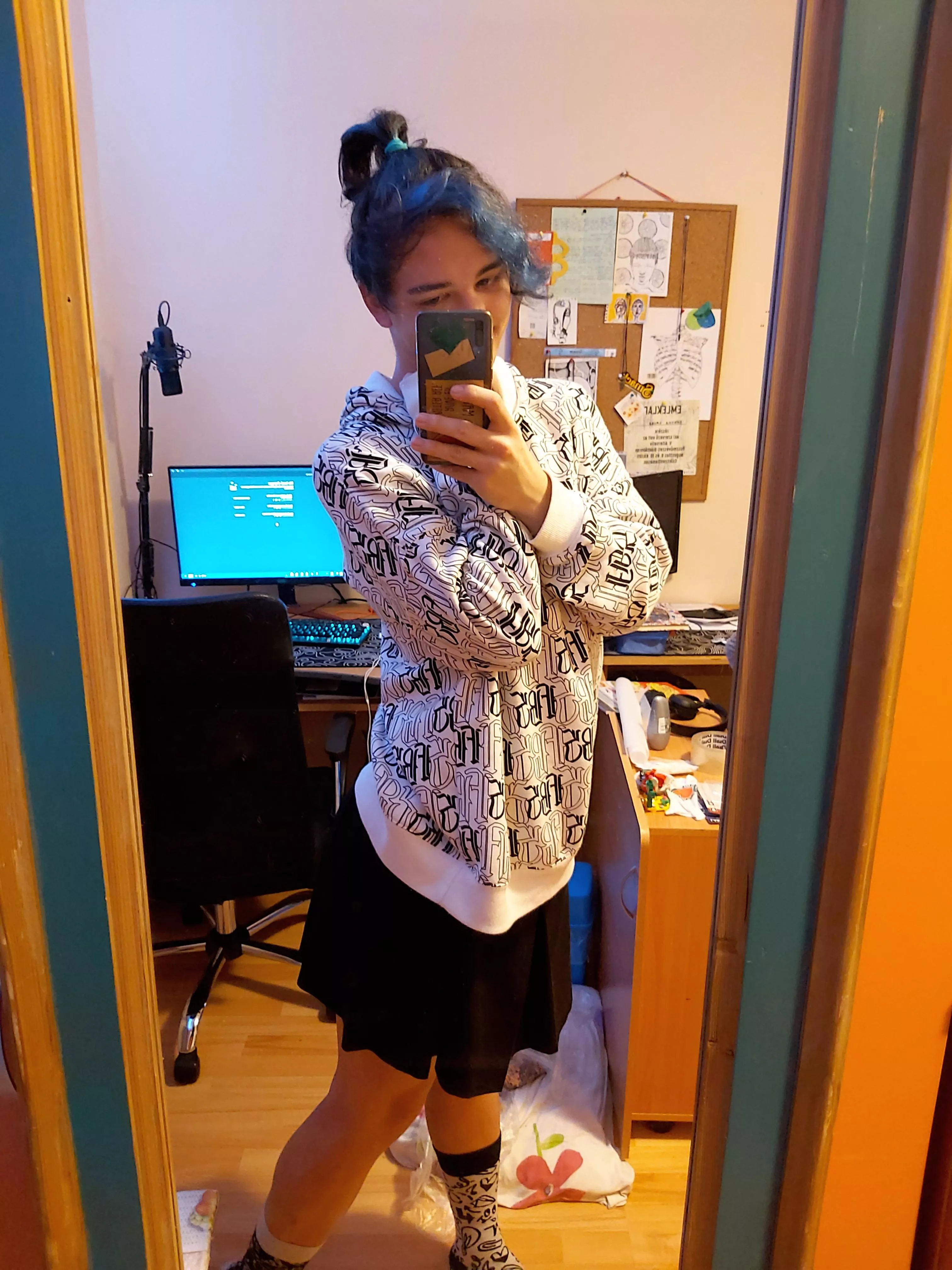 It just feels right to dress this way 🖤